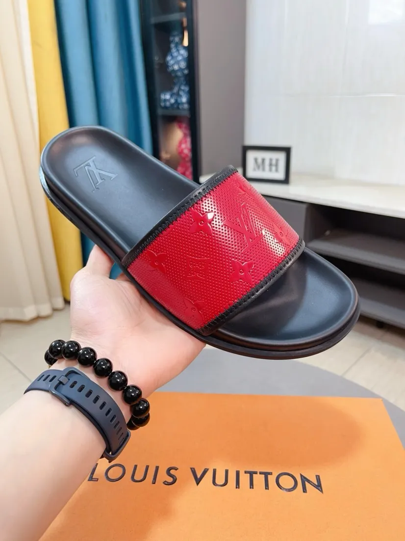 Ex-factory price 320🌹🌹 (lv-Louis Vuitton) new men's sandals, high-end boutique, exquisite embossed logo decoration on the upper, fine workmanship, super soft soles, casual, loose and comfortable, a must-have in summer! \nsize：38-44